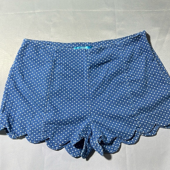 buttons Pants - shorts with stars and scalloped edge